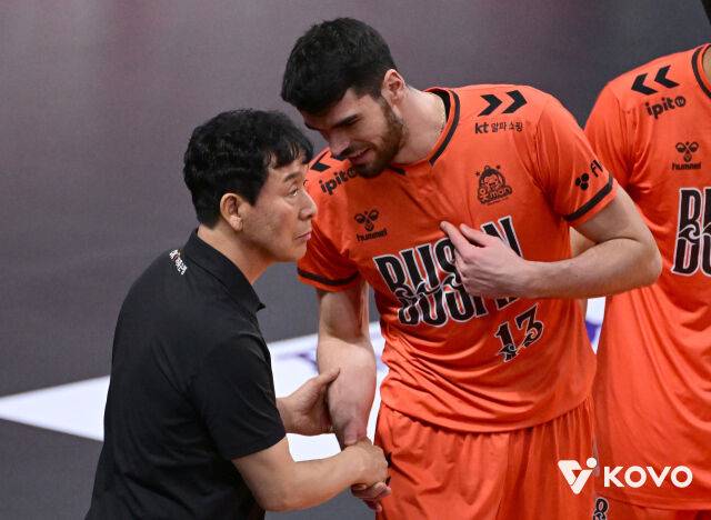 OK저축은행 신영철 감독과 디미트로프/KOVO
