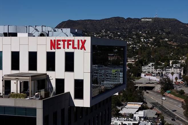 넷플릭스가 워너브러더스 인수전에서 앞서나가는 가운데, 파라마운트의 적대적 인수 시도에 이어 소비자로부터 독점 우려로 인한 소송까지 나오면서 인수 시도가 잇달아 암초를 만나고 있다.[로이터]
