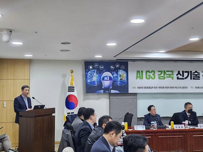 10일 국회의원회관에서 열린 ‘AI G3 강국 신기술 조찬 포럼’에서 서영우(왼쪽) 한화에어로스페이스 전무가 발표를 하고 있다. 박혜원 기자