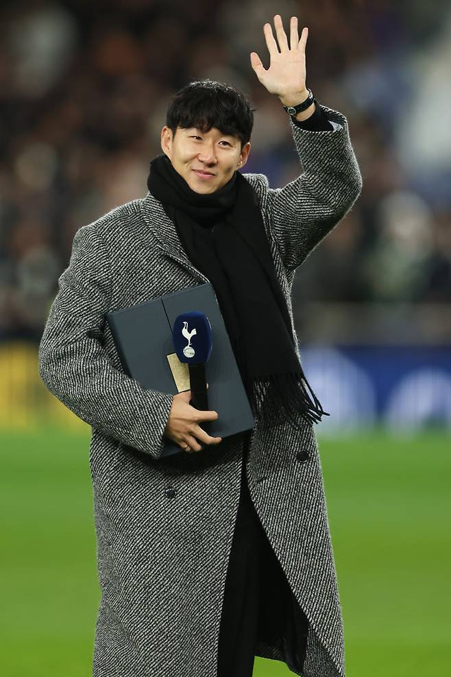 [런던=AP/뉴시스] 잉글랜드 프로축구 프리미어리그(EPL) 토트넘 홋스퍼를 찾은 손흥민. 2025.12.09.