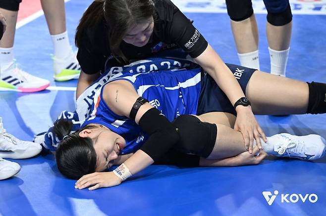 [서울=뉴시스] 여자배구 IBK기업은행 김하경이 7일 화성종합실내체육관에서 열린 진에어 2025~2026 V-리그 여자부 흥국생명과의 경기에서 부상을 당해 코트에 쓰러져 있다. (사진=KOVO 제공) 2025.11.07