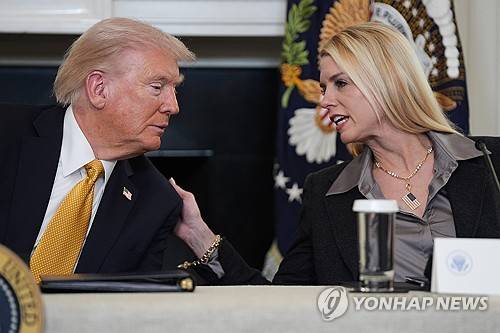 트럼프 미국 대통령과 본디 법무장관 [워싱턴D.C. AP=연합뉴스 자료사진 제공]