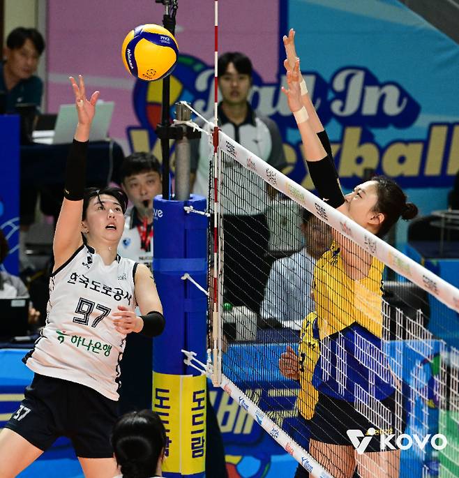 프로배구 여자부 최고 연봉 8억 원을 받는 한국도로공사 강소휘(왼쪽)와 현대건설 양효진. KOVO