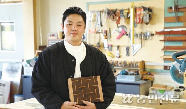 유니크우드를 이끄는 신현진 대표는 마을에 다양한 나무 제품을 나눠왔다. 무안=김도웅 프리랜서 기자