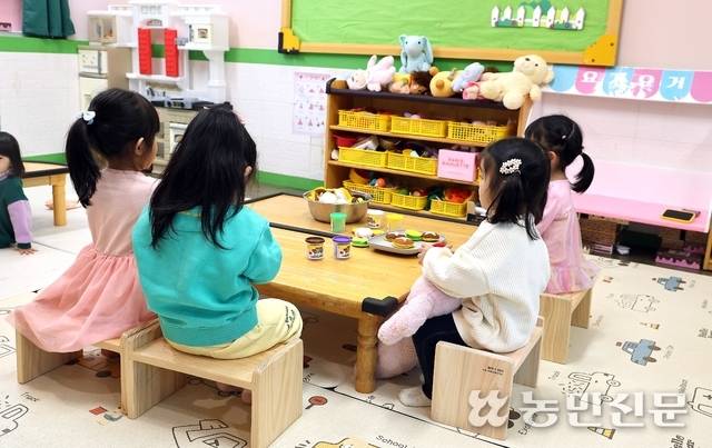 유니크우드에서 기부한 나무 의자에 앉은 아이들. 다치지 않도록 세심히 마감한 모서리가 눈에 띈다.