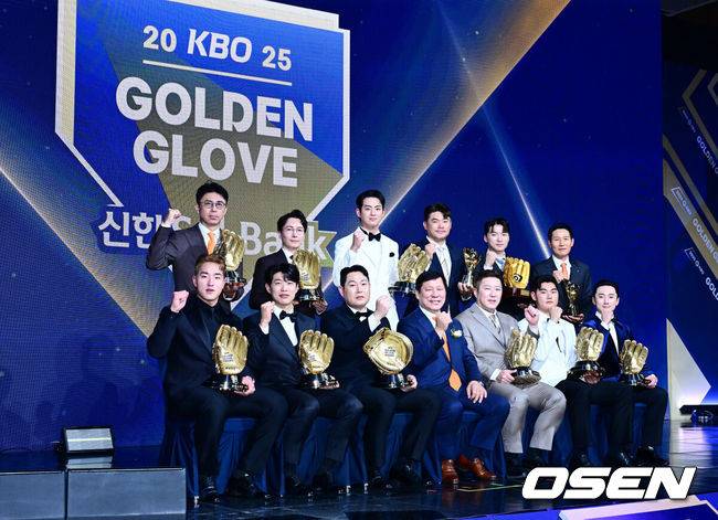 [OSEN=지형준 기자] 9일 오후 서울 송파구 잠실동 롯데호텔 월드에서 2025 신한은행 SOL 뱅크 KBO 골든글러브 시상식이 열렸다. KBO 골든글러브 시상식은 포지션별 최고의 선수를 가리는 자리로 올 시즌의 대미를 장식하는 자리다.&nbsp;(사진 위 왼쪽부터 시계방향으로)한화 손혁 단장, 롯데 박준혁 단장, 삼성 구자욱, SSG 노경은, LG 박해민, 염경엽 감독, 신민재, NC 김주원, 삼성 최형우, KBO 허구연 총재, 두산 양의지, 키움 송성문, KT 안현민이 기념 촬영을 하고 있다. 2025.12.09 /jpnews@osen.co.kr