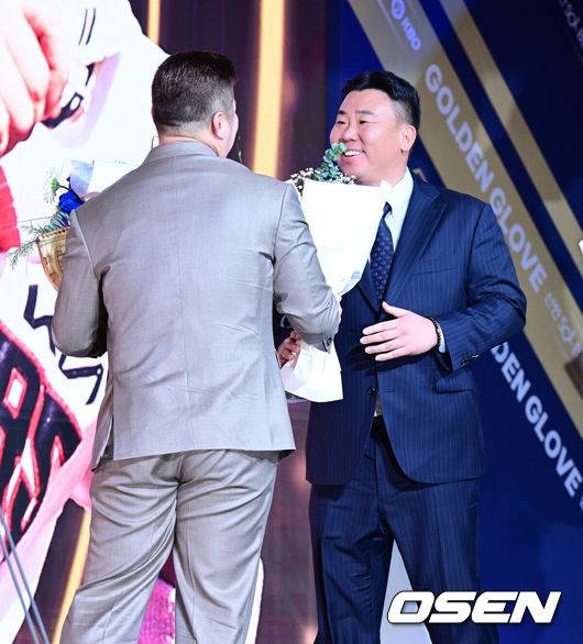 [OSEN=지형준 기자] 9일 오후 서울 송파구 잠실동 롯데호텔 월드에서 2025 신한은행 SOL 뱅크 KBO 골든글러브 시상식이 열렸다.KBO 골든글러브 시상식은 포지션별 최고의 선수를 가리는 자리로 올 시즌의 대미를 장식하는 자리다.&nbsp;삼성 최형우가 지명타자 부문 골든글러브를 수상하며 KIA 이범호 감독의 축하를 받고 있다. 2025.12.09 /jpnews@osen.co.kr