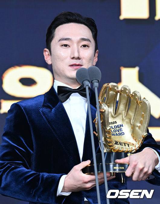 [OSEN=조은정 기자] 9일 오후 서울 송파구 잠실동 롯데호텔 월드에서 2025 신한은행 SOL 뱅크 KBO 골든글러브 시상식이 열렸다.KBO 골든글러브 시상식은 포지션별 최고의 선수를 가리는 자리로 올 시즌의 대미를 장식하는 자리다. 2루수 부문 수상한 LG 신민재가 소감을 전하고 있다. 2025.12.09 /cej@osen.co.kr
