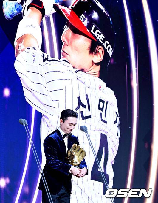 [OSEN=지형준 기자] 9일 오후 서울 송파구 잠실동 롯데호텔 월드에서 2025 신한은행 SOL 뱅크 KBO 골든글러브 시상식이 열렸다.KBO 골든글러브 시상식은 포지션별 최고의 선수를 가리는 자리로 올 시즌의 대미를 장식하는 자리다. 한화 이글스 폰세(투수), 두산 베어스 양의지(포수), 삼성 라이온즈 디아즈(1루수), LG 트윈스 신민재(2루수), 키움 히어로즈 송성문(3루수), NC 다이노스 김주원(유격수), 삼성 라이온즈 최형우(지명타자) 삼성 라이온즈 구자욱, KT 위즈 안현민(이상 외야수)가 황금장갑의 주인공이 됐다. 올해 신설된 KBO 감독상은 통합 우승을 이끈 염경엽 LG 감독이 수상했다. LG 신민재가 2루수 부문 골든글러브를 수상하며 소감을 말하고 있다. 2025.12.09 /jpnews@osen.co.kr