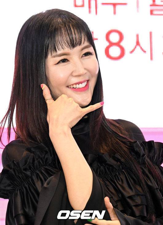 [OSEN=지형준 기자 11일 오후 서울 여의도 글래드 호텔에서 KBS2 새 예능 '이별도 리콜이 되나요'&'오케이 오케이' 제작발표회가 열렸다.방송인 장영란이 포토타임을 하고 있다. 2022.07.11 /jpnews@osen.co.kr