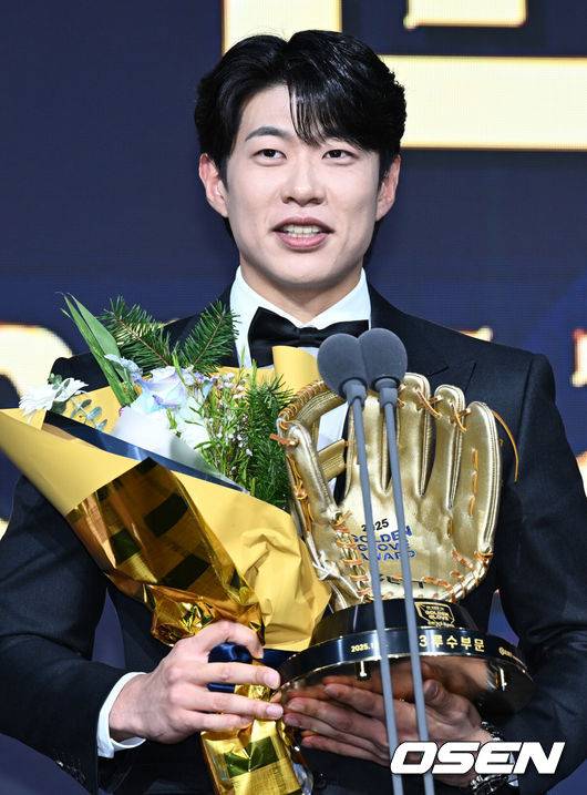 [OSEN=조은정 기자] 9일 오후 서울 송파구 잠실동 롯데호텔 월드에서 2025 신한은행 SOL 뱅크 KBO 골든글러브 시상식이 열렸다.KBO 골든글러브 시상식은 포지션별 최고의 선수를 가리는 자리로 올 시즌의 대미를 장식하는 자리다.&nbsp;3루수 부문 수상한 키움 송성문이 소감을 전하고 있다. 2025.12.09 /cej@osen.co.kr