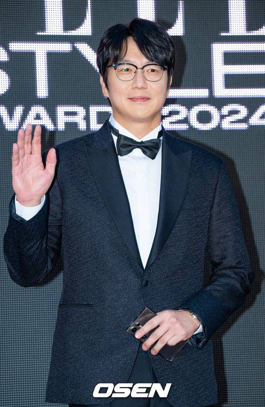 [OSEN=민경훈 기자] 17일 오후 서울 성수동 에스팩토리에서 엘르 스타일 어워즈 포토콜 행사가 열렸다이 자리에는 배우 하정우, 이하늬, 이제훈, 안보현, 임지연, 이수혁, 가수 CL, 성시경, 장기하, 에이티즈 산, 가수 겸 배우 혜리 등이 참석했다.가수 성시경이 입장하며 포즈를 취하고 있다. 2024.10.17 / rumi@osen.co.kr