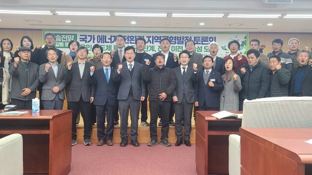 ▲2025년 12월 8일 전북자치도의회 2층 의원총회실에서 열린 국회 안호영 의원 주최의 '국가에너지전환과 지역균형발전 토론회' 참석자들 모습, 뒷줄 오른쪽에서 네번째가 이정현 대표이다. ⓒ프레시안