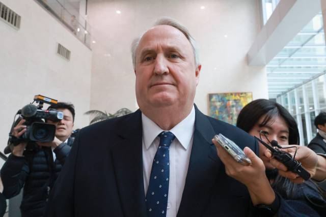 ▲국민의힘 인요한 의원이 10일 서울 여의도 국회 소통관에서 의원직 사퇴 발표 기자회견을 마친 후 차량으로 향하고 있다. ⓒ연합뉴스