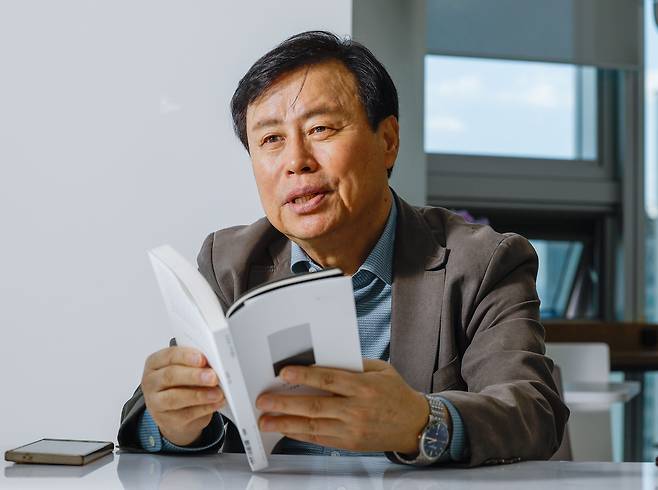 3선 국회의원과 문화체육관광부 장관을 역임한 뒤 본원자리인 시인의 자리로 돌아온 도종환이 신작 시집을 발표했다. 그는 현실 정치에 발 담그면서 본의 아니게 받은 오해나 비판에 대해선 “많은 시간과 기회를 부여받은 사람으로서 모두 감당해야 한다”고 담담하게 말했다. 최상수 기자