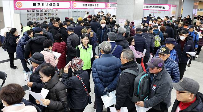 10일 서울 마포구 성산동 마포구청에서 열린 ‘2026년 노인일자리 박람회’에서 구직에 나선 어르신들이 상담을 위해 대기하고 있다. 이번 박람회에서는 관내 어르신들이 내년도 노인일자리 사업을 확인하고 현장에서 바로 신청할 수 있으며 마포시니어클럽, 대한노인회 마포구지회, 시립마포노인종합복지관 등 12개 기관이 참여했다.