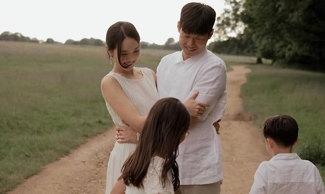 결혼 10주년을 기념해 촬영한 박지성·김민지 가족사진. 김민지 인스타그램