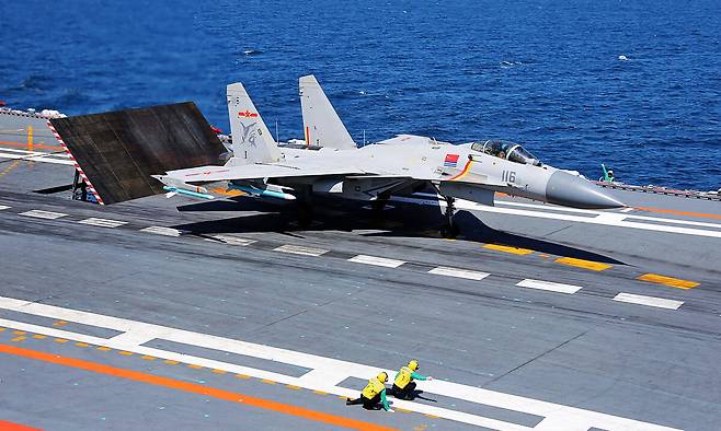 중국 해군 J-15 전투기가 항공모함 랴오닝호 비행갑판에서 이륙준비를 하고 있다. 세계일보 자료사진