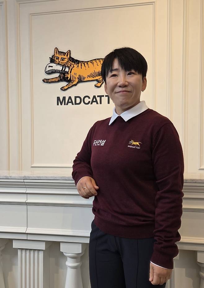 신지애가 10일 서울 강남구의 의류 후원사인 매드캐토스 플래그십 스토어에서 기자들과 만나 인터뷰 한 뒤 포즈를 취하고 있다. 이제훈 전문기자