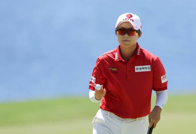 갤러리에게 인사하고 있는 김효주. 사진 제공=대홍 기획