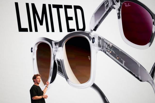 올해 9월 17일(현지시간) 미국 캘리포니아 멘로 파크에 위치한 메타 본사에서 열린 메타 커넥트 행사에서 마크 저커버그 메타 최고경영자(CEO)가 신제품을 소개하고 있다.사진=메타