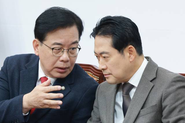 장동혁 국민의힘 대표(오른쪽)와 송언석 원내대표가 4일 국회에서 열린 최고위원회의에서 대화하고 있다. 연합뉴스