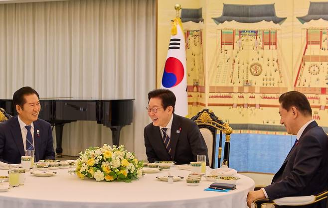 이재명 대통령이 12월9일 서울 한남동 관저에서 더불어민주당의 정청래 대표, 김병기 원내대표와 만찬을 하고 있다. ⓒ연합뉴스