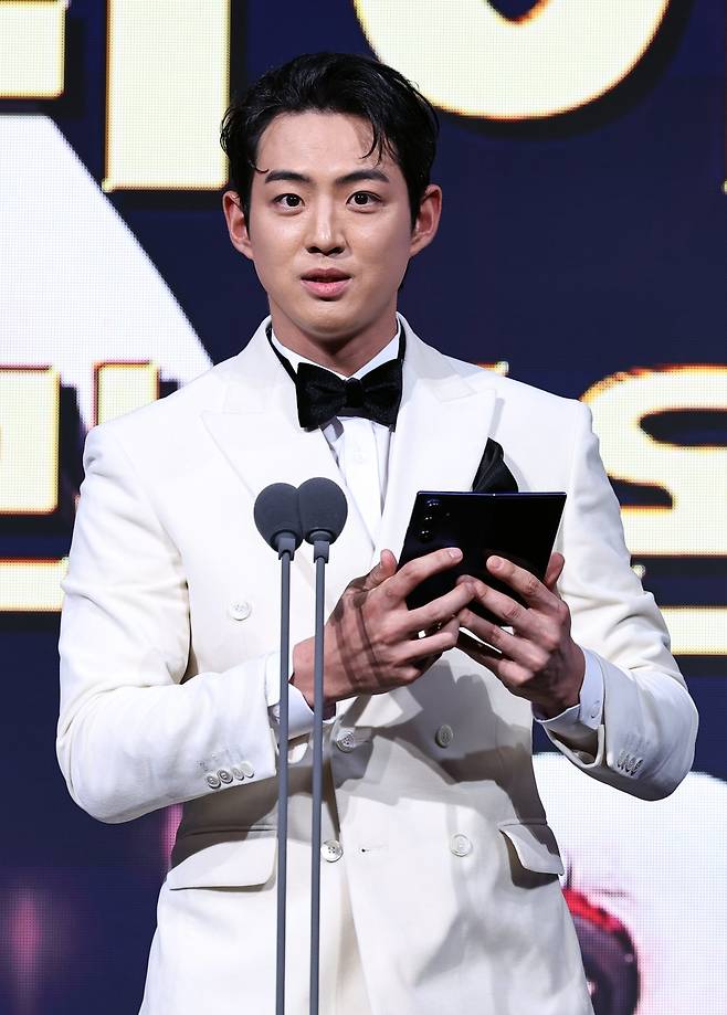 삼성 구자욱이 9일 서울 롯데호텔월드 크리스탈볼룸에서 열린 2025시즌 골든글러브 시상식에서 1루수 부문 수상자 르윈 디아즈의 대리수상자로 나서 소감을 전하고 있다. 서울｜뉴시스