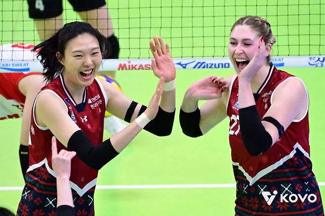 현대건설 양효진(왼쪽)이 9일 페퍼저축은행과 홈경기 도중 득점한 뒤 카리와 함께 기뻐하고 있다. 사진제공｜KOVO