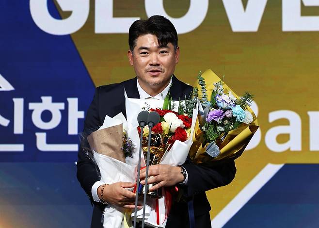 SSG 노경은이 9일 서울 송파구 롯데호텔 월드 크리스탈볼룸에서 열린 ‘2025 신한 SOL KBO 골든글러브 시상식’에서 페어플레이상을 수상한 뒤 소감을 밝히고 있다. 뉴시스