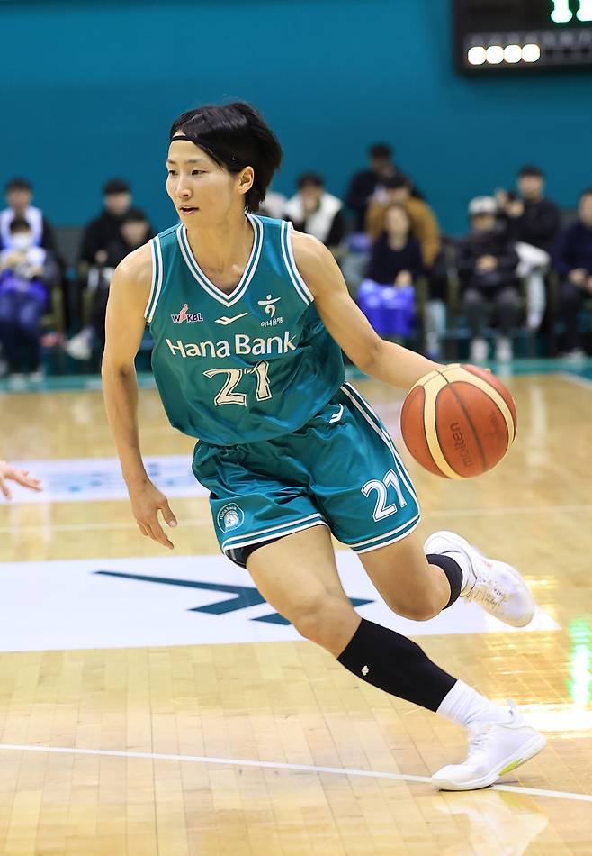 부천 하나은행 이이지마 사키가 8일 인천 신한은행과의 홈경기에서 드리블하고 있다. WKBL 제공