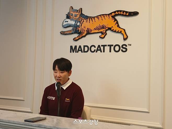 신지애가 10일 서울 강남구에 있는 의류 후원사 매드캐토스의 플래그십 스토어에서 취재진과 인터뷰를 하고 있다.