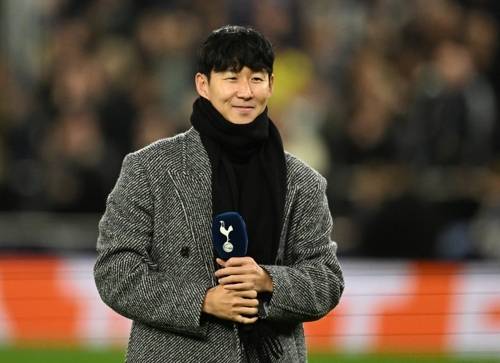 2025-2026시즌 유럽축구연맨(UEFA) 챔피언스리그 리그 페이즈 6라운드 슬라비아프라하와 맞대결전 홈구장에 방문해 팬들에게 인사하고 있다. 로이터연합뉴스