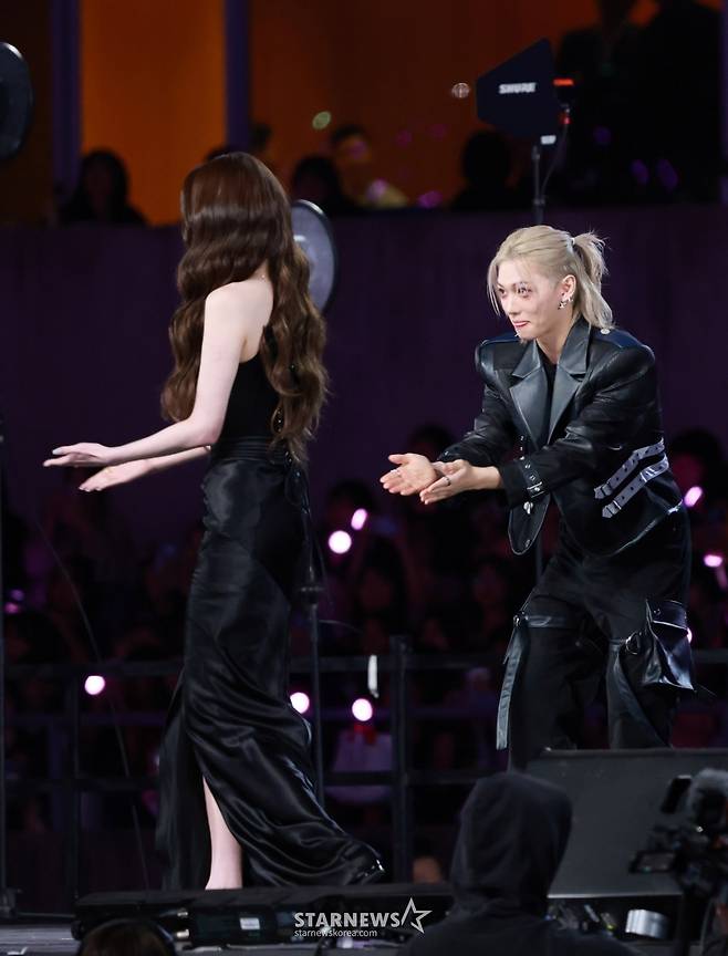 필릭스-장원영 '예의바른 남녀의 행동'[AAA2025 화보]