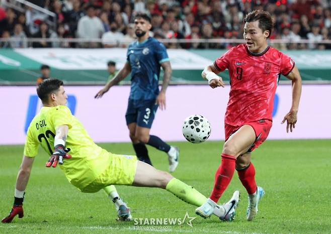 한국 축구 국가대표팀이 지난 10월 14일 서울월드컵경기장에서 파라과이 대표팀과 친선경기를 벌였다.  오현규가 파라과이 골키포 길을 제치고 두 번째 골을 터뜨리고 있다. /사진=김진경 대기자
