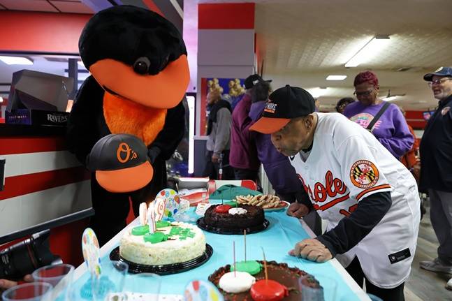 볼티모어 팬 아서 그린이 109세 생일을 맞이해 초를 불고 있다. /사진=볼티모어 오리올스 제공