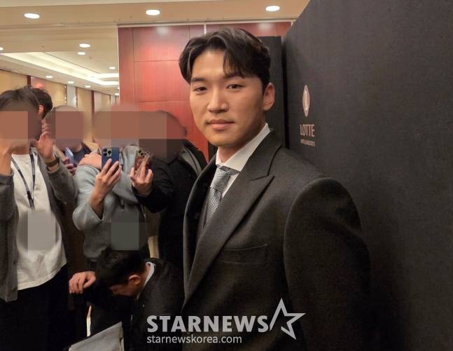 LG 박해민이 9일 서울 잠실 롯데호텔 월드에서 열리는 2025 신한 SOL뱅크 KBO 골든글러브 시상식에서 취재진과 인터뷰하고 있다. /사진=김동윤 기자