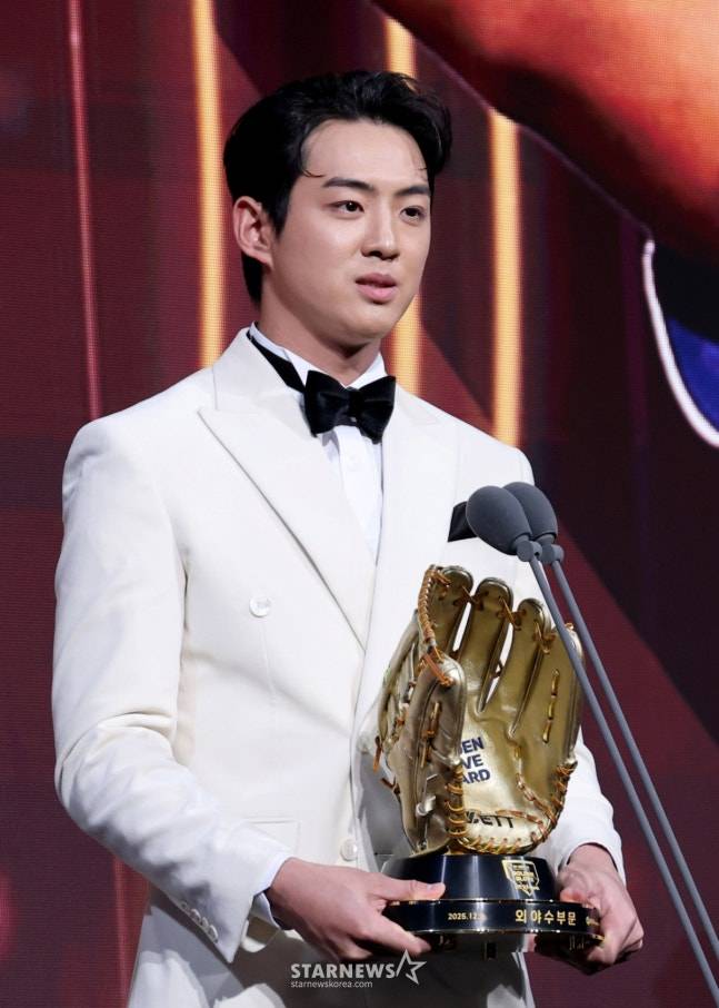 삼성 구자욱이 9일 잠실 롯데호텔 월드에서 열린 2025 신한은행 SOL 뱅크 KBO 골든글러브 시상식에서 수상후 소감을 전하고 있는 모습. /사진=강영조 선임기자