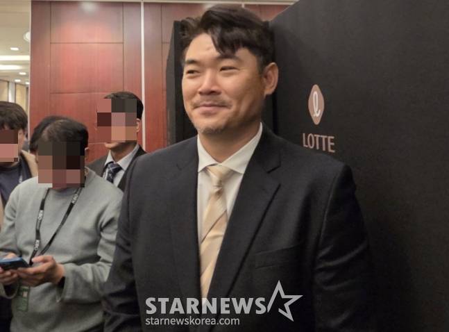 노경은이 골든글러브 시상식을 앞두고 취재진과 인터뷰를 하고 있다. /사진=김동윤 기자