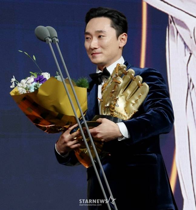 LG 신민재가 9일 서울 잠실 롯데호텔 월드에서 열리는 2025 신한 SOL뱅크 KBO 골든글러브 시상식에서 2루수 골든글러브를 수상했다. /사진=강영조 선임기자