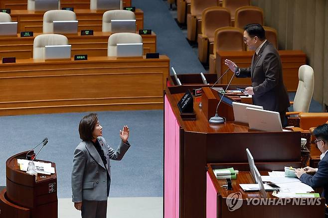 마이크 꺼지자 항의하는 나경원 의원 (서울=연합뉴스) 신현우 기자 = 9일 국회 본회의에서 국민의힘 나경원 의원이 가맹사업거래의 공정화에 관한 법률 일부개정법률안에 대해 무제한 토론을 하는 도중 우원식 국회의장이 의제와 관련 없는 토론을 한다며 마이크를 꺼버리자 나 의원이 항의하고 있다. 2025.12.9 nowwego@yna.co.kr