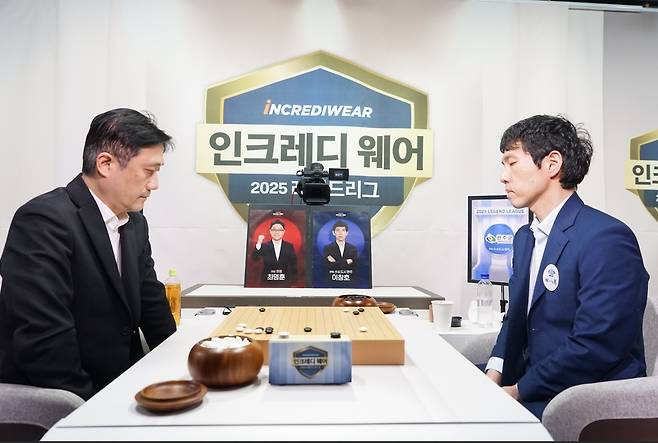 최명훈(왼쪽) 9단이 이창호 9단에게 역전승을 거두고 효림의 우승을 이끌었다. [한국기원 제공. 재판매 및 DB 금지]