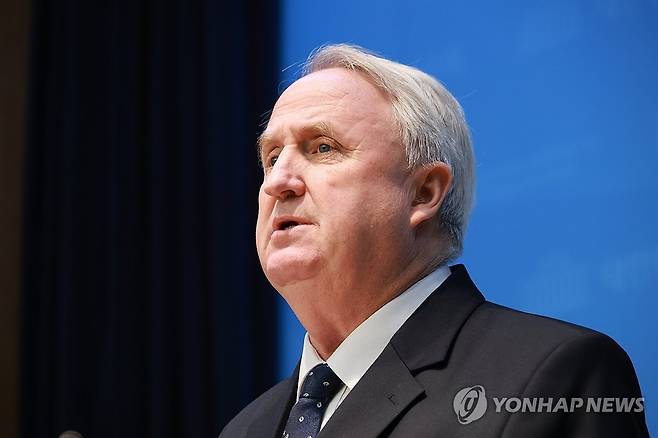 현안 관련 기자회견 하는 국민의힘 인요한 의원 (서울=연합뉴스) 신현우 기자 = 국민의힘 인요한 의원이 10일 국회 소통관에서 현안 관련 기자회견을 하고 있다. 2025.12.10 nowwego@yna.co.kr