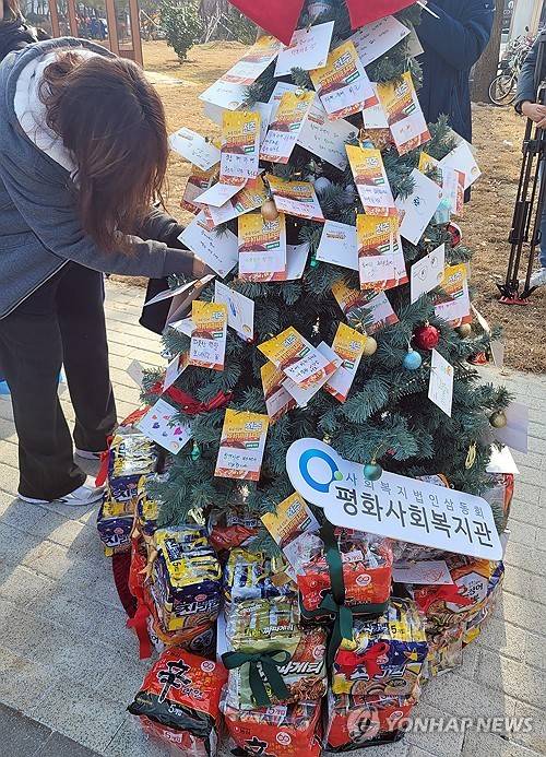 라면으로 만든 트리 [촬영 : 김동철]