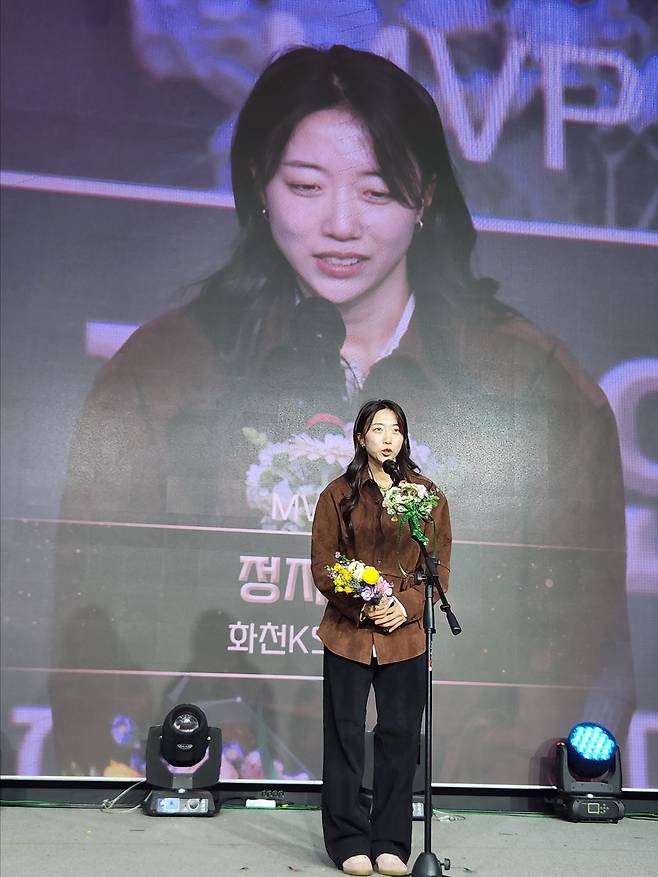 2025 WK리그 최우수선수상을 받은 화천KSPO의 정지연. [촬영=배진남]
