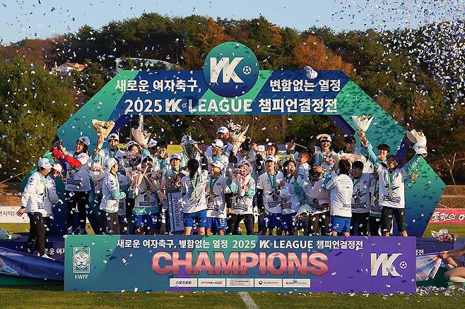 2025 WK리그 챔피언 결정전에서 우승한 화천 KSPO (서울=연합뉴스) 여자축구 화천 KSPO가 서울시청을 힘겹게 제압하고 창단 이후 처음으로 WK리그 챔피언 트로피를 차지했다.
    KSPO는 15일 강원도 화천군 화천생활체육공원 주경기장에서 열린 서울시청과 2025 WK리그 챔피언 결정전 2차전에서 최유정의 2골 1도움 '원맨쇼'를 앞세워 4-3 승리를 거뒀다. 2025.11.15 [한국여자축구연맹 제공. 재판매 및 DB 금지] photo@yna.co.kr