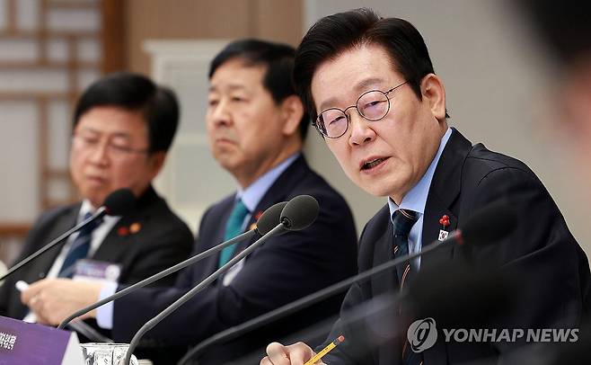 K-반도체 육성전략 보고회 발언하는 이재명 대통령 (서울=연합뉴스) 김도훈 기자 = 이재명 대통령이 10일 용산 대통령실에서 열린 AI 시대의 K-반도체 비전과 육성전략 보고회에서 발언하고 있다. 
    오른쪽부터 이재명 대통령, 구윤철 부총리 겸 기획재정부 장관, 최교진 교육부 장관. 2025.12.10 [대통령실통신사진기자단] superdoo82@yna.co.kr