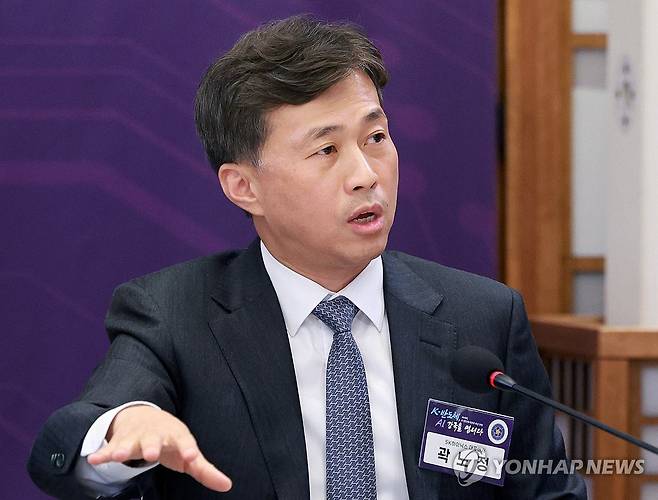 발언하는 곽노정 SK하이닉스 대표이사 (서울=연합뉴스) 김도훈 기자 = 곽노정 SK하이닉스 대표이사가 10일 용산 대통령실에서 이재명 대통령이 참석한 가운데 열린 AI 시대의 K-반도체 비전과 육성전략 보고회에서 발언하고 있다. 2025.12.10 [대통령실통신사진기자단] superdoo82@yna.co.kr