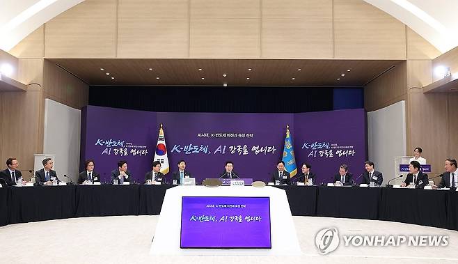 'AI 강국을 위해 한 자리에' K-반도체 비전과 육성전략 보고회 (서울=연합뉴스) 김도훈 기자 = 이재명 대통령이 10일 용산 대통령실에서 열린 AI 시대의 K-반도체 비전과 육성전략 보고회에서 발언하고 있다.
    왼쪽부터 강환석 방위사업청 차장, 임문영 AI위원회 부위원장, 주병기 공정거래위원장, 강훈식 대통령 비서실장, 최교진 교육부 장관, 구윤철 부총리 겸 기획재정부 장관, 이재명 대통령, 배경훈 부총리 겸 과기정통부 장관, 김정관 산업부 장관, 김용범 대통령실 정책실장, 이억원 금융위원장, 이호현 기후에너지환경부 제2차관, 전영현 삼성전자 부회장. 2025.12.10 superdoo82@yna.co.kr