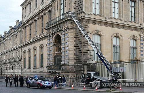 루브르 아폴론 갤러리 앞에 세워진 사다리차 [AFP 연합뉴스 자료사진. 재판매 및 DB 금지]